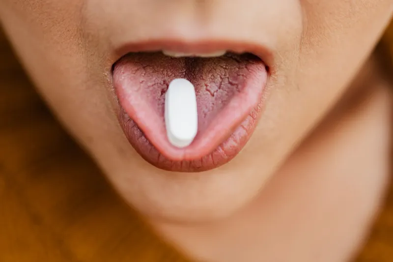 Hongos en la boca: todo lo que necesitas saber sobre la candidiasis oral y cómo atajarla desde la farmacia