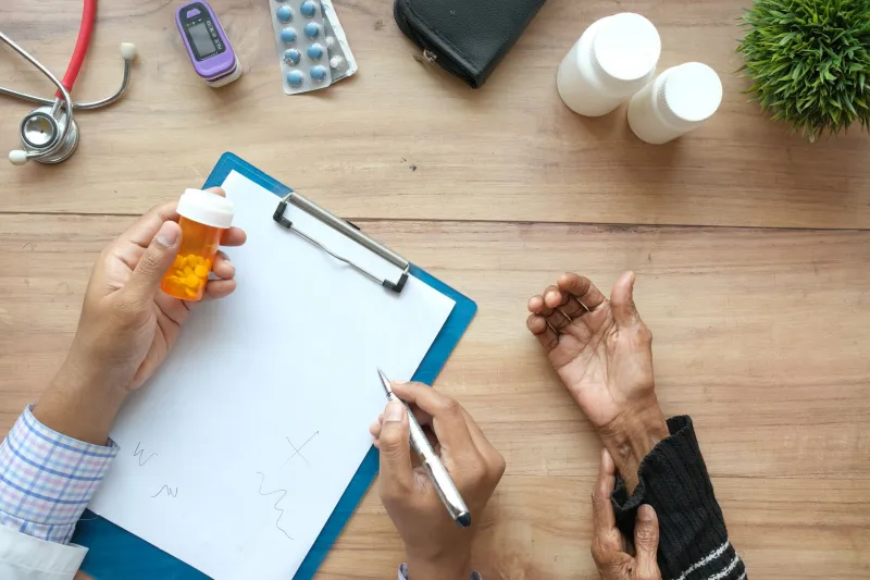 Candidiasis en hombres: el problema que nadie nombra y cómo la farmacia puede ayudarte a resolverlo