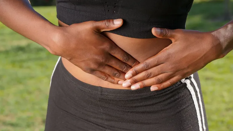 El eje intestino-cerebro: por qué la ansiedad destroza tu digestión y cómo recuperar el equilibrio desde la farmacia