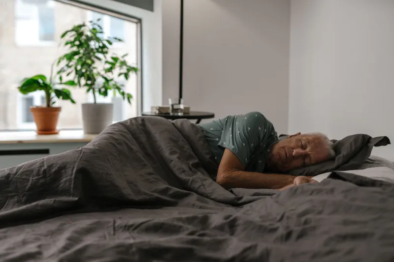 Dormir bien después de los 40: un plan completo para recuperar el sueño sin depender de fármacos