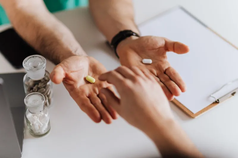 Cuando los medicamentos se cruzan: riesgos reales de las interacciones farmacológicas y cómo prevenirlas