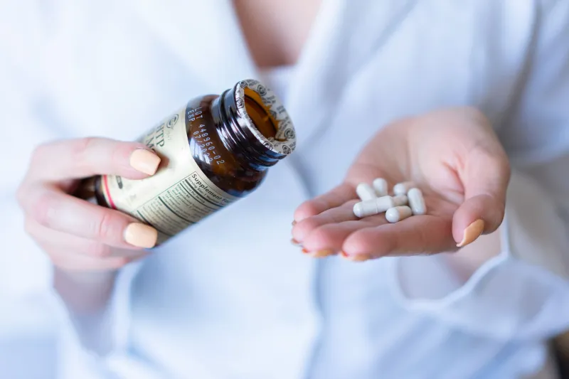 Lo que tus uñas intentan decirte: deficiencias nutricionales que las debilitan y cómo recuperarlas con ayuda de la farmacia